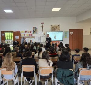 Scopri di più sull'articolo Carabinieri in aula: studenti di Racalmuto e Grotte contro bullismo e cyberbullismo