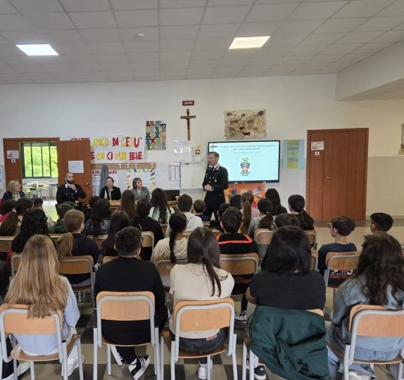 Al momento stai visualizzando Carabinieri in aula: studenti di Racalmuto e Grotte contro bullismo e cyberbullismo