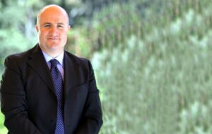 Scopri di più sull'articolo Caruso rilancia la sanità siciliana: focus su liste d’attesa e ascolto attivo