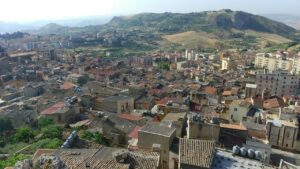 Scopri di più sull'articolo Funerali di Gaetano Sciarrotta: lutto cittadino a Casteltermini per il sindaco Nicastro