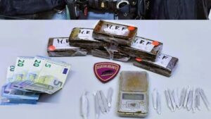 Scopri di più sull'articolo Ventenne arrestato con mezzo chilo di droga in casa: ecco i dettagli