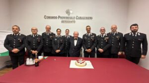 Scopri di più sull'articolo Carabinieri festeggiano a sorpresa il 96° compleanno di Gaetano Allotta ad Agrigento