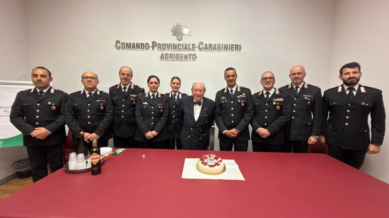 Al momento stai visualizzando Carabinieri festeggiano a sorpresa il 96° compleanno di Gaetano Allotta ad Agrigento