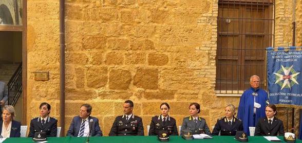 Al momento stai visualizzando Agrigento esplora l’umanità delle donne in uniforme: un confronto necessario