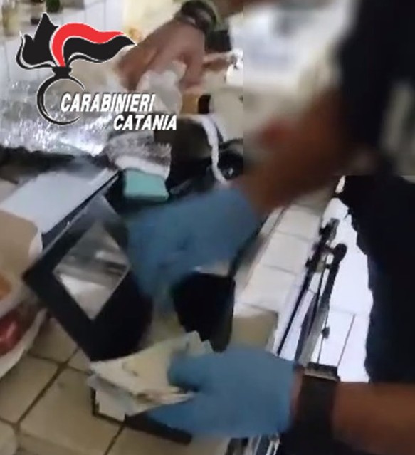 Al momento stai visualizzando Arrestato 53enne per possesso di droga e motocicli rubati nella sua abitazione