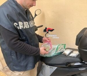 Scopri di più sull'articolo Arrestato con mezzo chilo di hashish nascosto nello scooter
