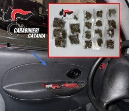 Al momento stai visualizzando Arrestato un pusher 35enne con droga nascosta nella portiera dell’auto