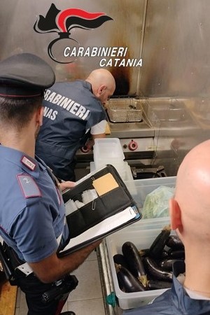 Al momento stai visualizzando Sequestrati 17 kg di alimenti per irregolarità in un ristorante locale