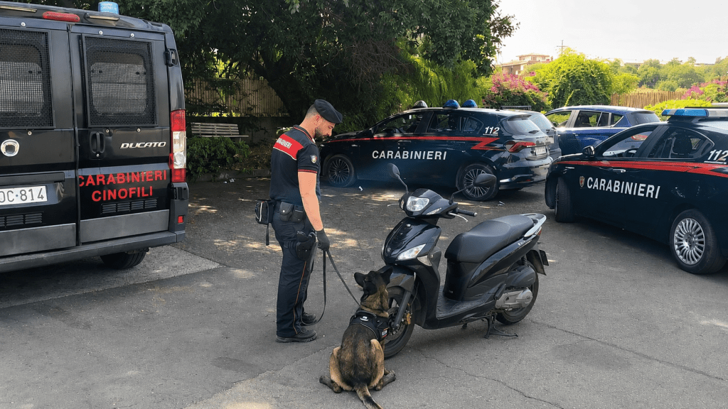Scopri di più sull'articolo Denunciato un 25enne trovato con droga nello scooter durante un controllo