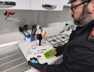 Scopri di più sull'articolo Giovane di 20 anni denunciato per possesso di droga e coltello in casa
