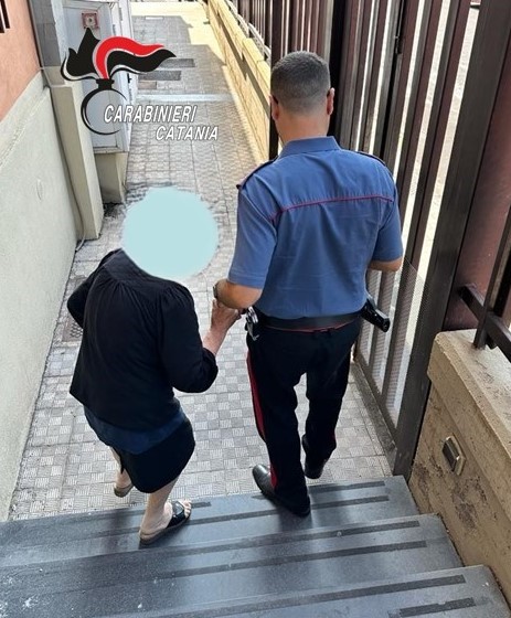 Al momento stai visualizzando Carabinieri denunciano due uomini e recuperano gioielli per anziana truffata