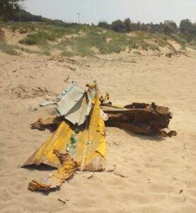 Scopri di più sull'articolo Tettoia abbandonata sulla spiaggia delle Dune: un degrado da risolvere