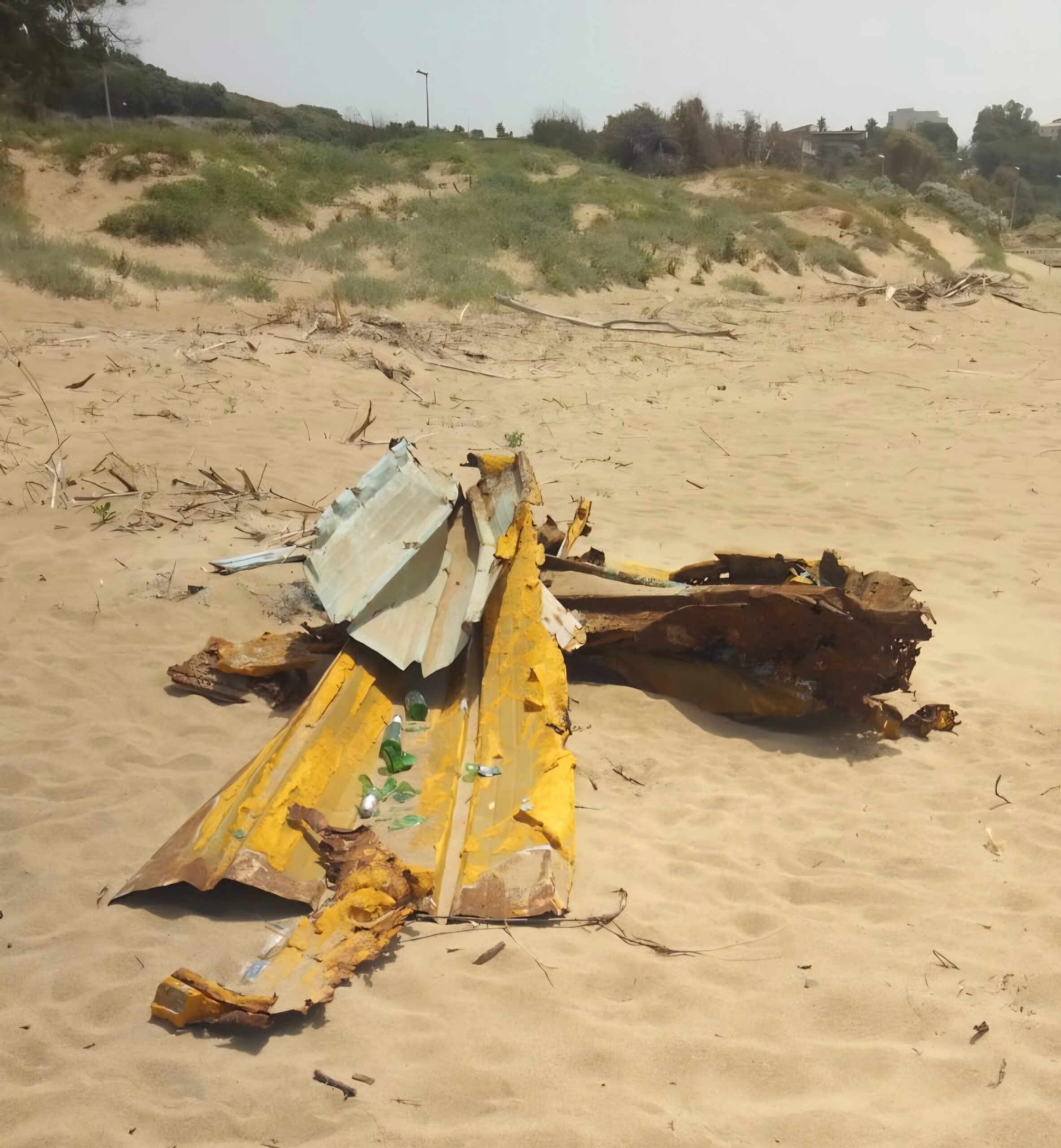 Al momento stai visualizzando Tettoia abbandonata sulla spiaggia delle Dune: un degrado da risolvere