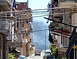 Scopri di più sull'articolo Incendio avvolge la periferia di Favara: fumi densi nell’aria