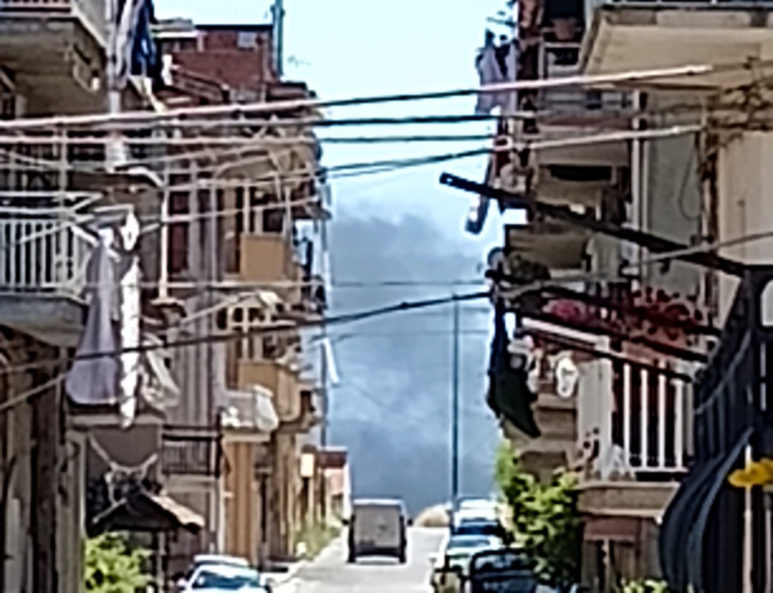 Al momento stai visualizzando Incendio avvolge la periferia di Favara: fumi densi nell’aria