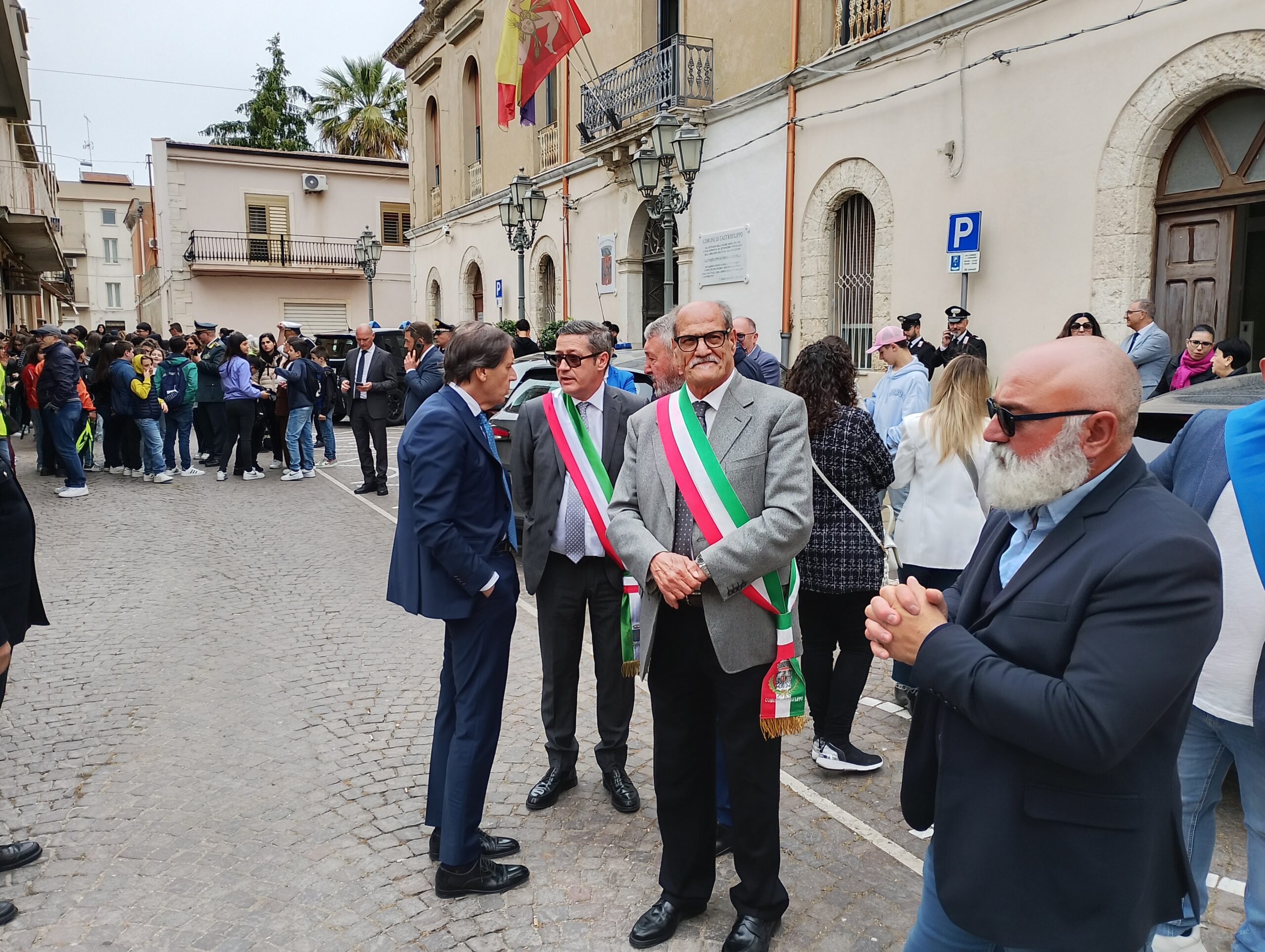 Scopri di più sull'articolo Castrofilippo celebra la legalità: interviste esclusive in diretta oggi