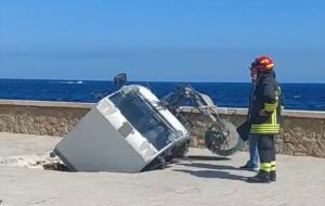 Scopri di più sull'articolo Voragine assorbe mezzo di pulizia stradale: i vigili del fuoco in azione