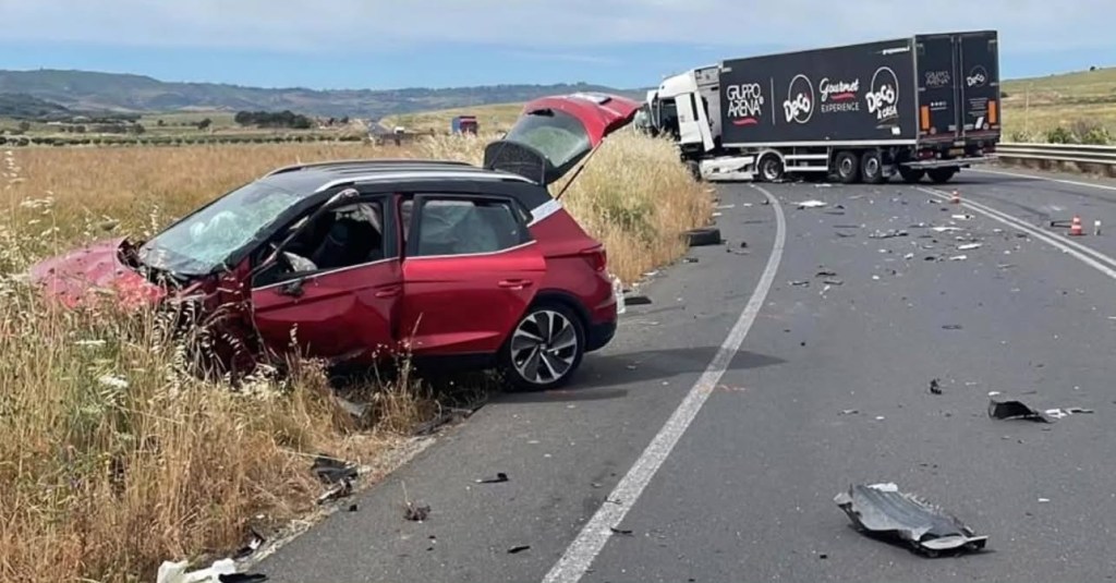 Al momento stai visualizzando Incidente tra auto e tir: due persone rimangono ferite