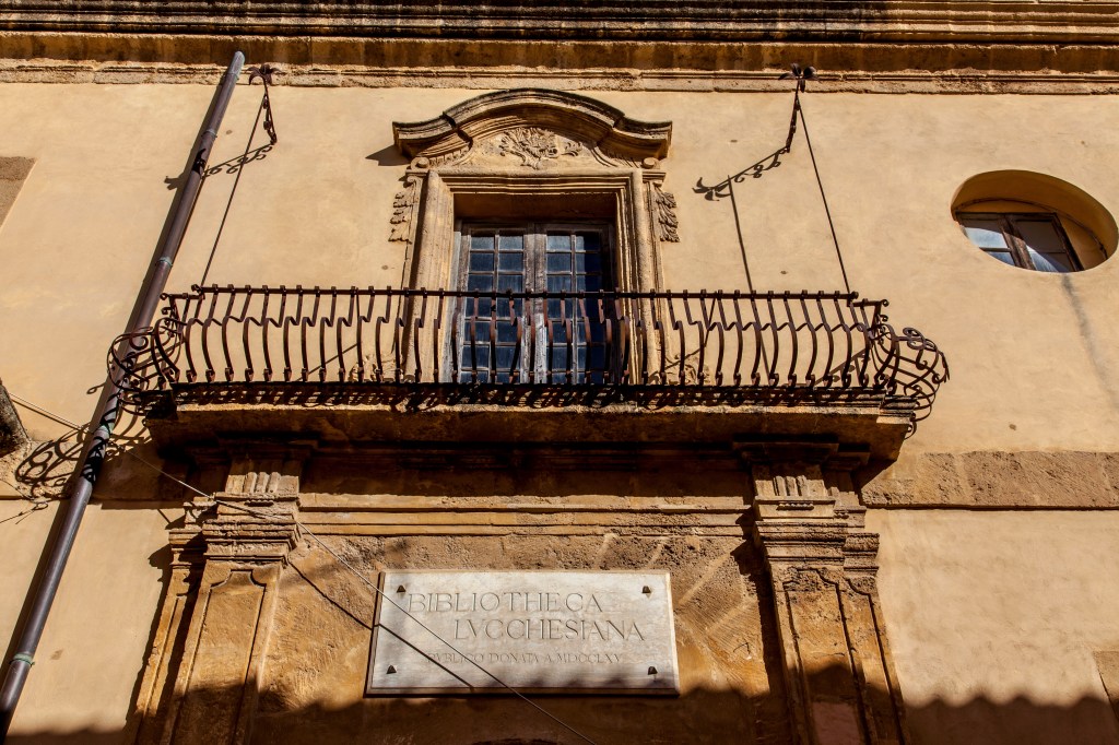 Al momento stai visualizzando Ripristino dell’ingresso originale per la Biblioteca Lucchesiana: partono i lavori