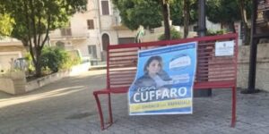 Scopri di più sull'articolo Ida Cuffaro espone il suo manifesto elettorale su una panchina rossa a Raffadali