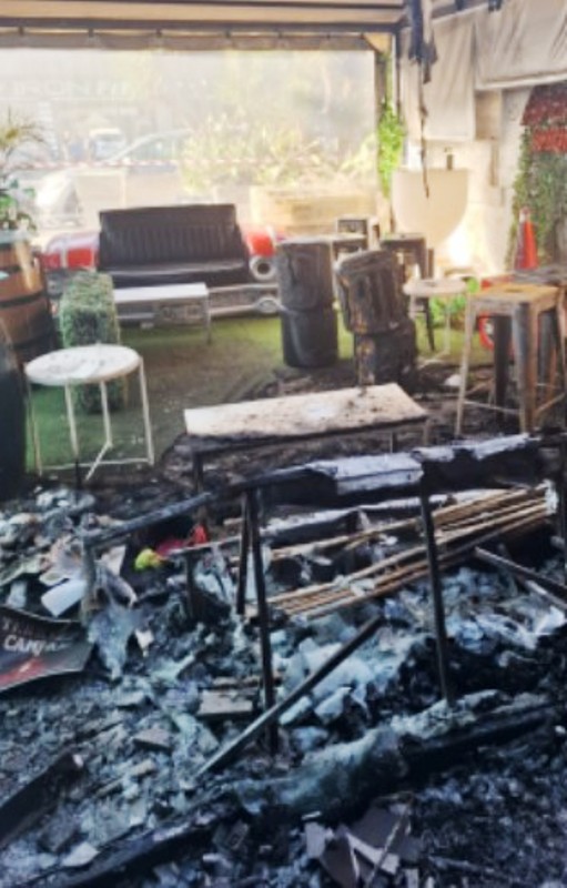 Al momento stai visualizzando Fiamme avvolgono lounge bar di un consigliere comunale M5s
