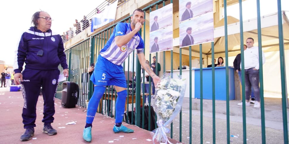 Al momento stai visualizzando Fiori e applausi negli stadi di Agrigento e Favara per Gabriele Vaccaro
