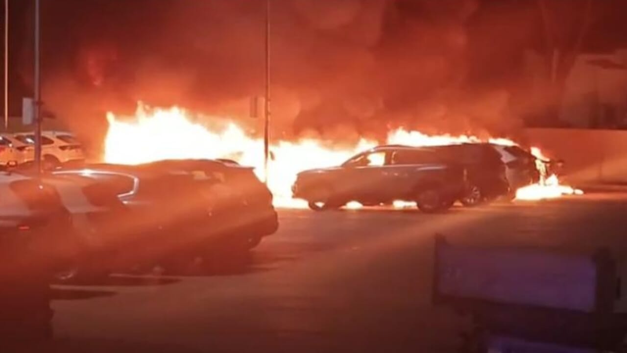 Al momento stai visualizzando Incendio devasta i locali di Sicily by Car, danni ingenti per l’azienda