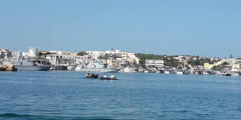 Al momento stai visualizzando Lampedusa accoglie 65 nuovi migranti dopo tre sbarchi consecutivi