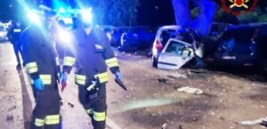 Scopri di più sull'articolo Tragico incidente stradale: due studentesse universitarie perdono la vita