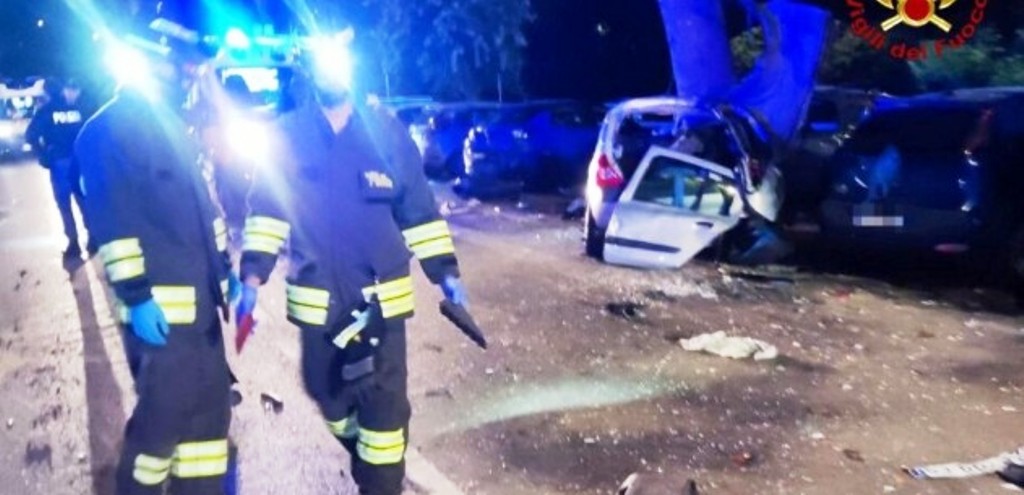 Al momento stai visualizzando Tragico incidente stradale: due studentesse universitarie perdono la vita