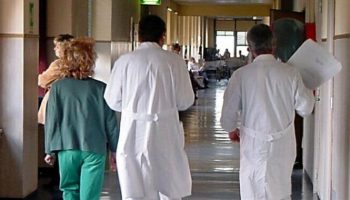 Al momento stai visualizzando Sanità siciliana in crisi: proposta di stop all’intramoenia per ridurre le attese