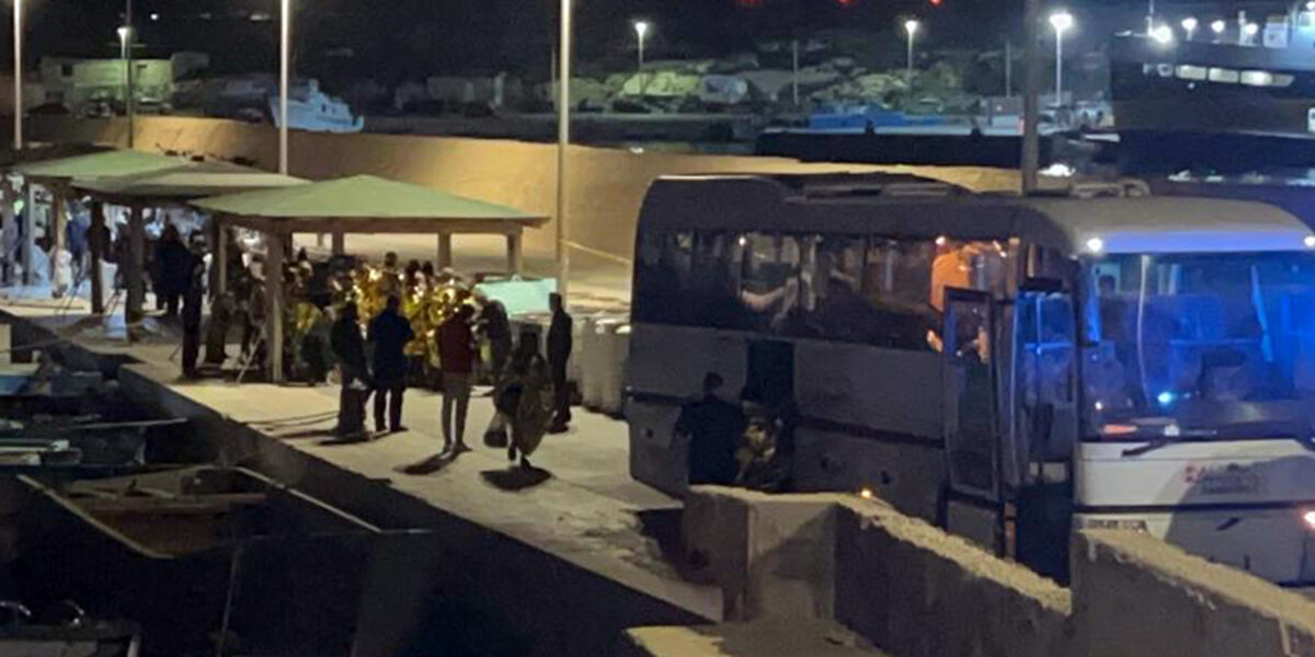 Al momento stai visualizzando Lampedusa accoglie 189 migranti, ma 20 restano bloccati in centro