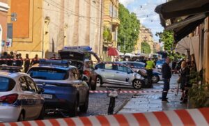 Scopri di più sull'articolo Incidente a Modena: auto travolge pedoni, 8 feriti di cui 4 gravi
