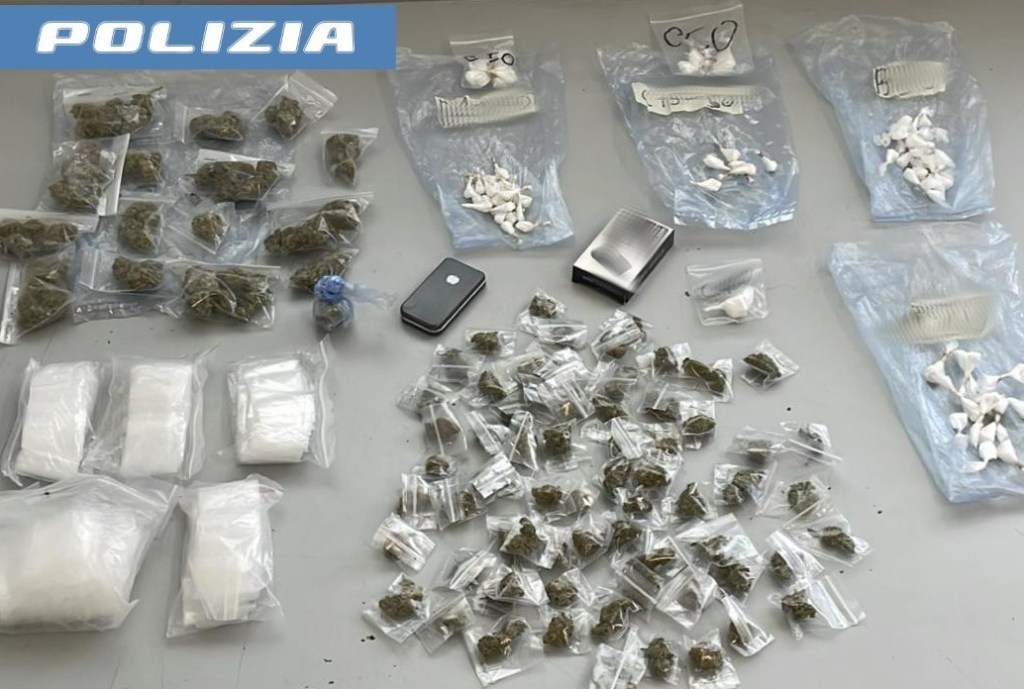 Al momento stai visualizzando Arrestato dopo aver gettato busta di droga alla vista dei poliziotti