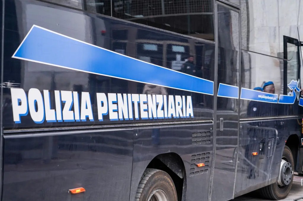 Al momento stai visualizzando Sequestrati droga e cellulari nel campo sportivo del carcere locale
