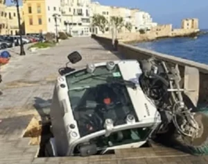 Scopri di più sull'articolo Voragine stradale inghiotte un mezzo della nettezza urbana