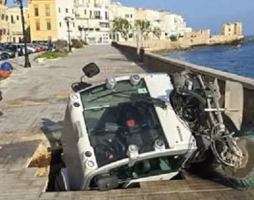 Al momento stai visualizzando Voragine stradale inghiotte un mezzo della nettezza urbana