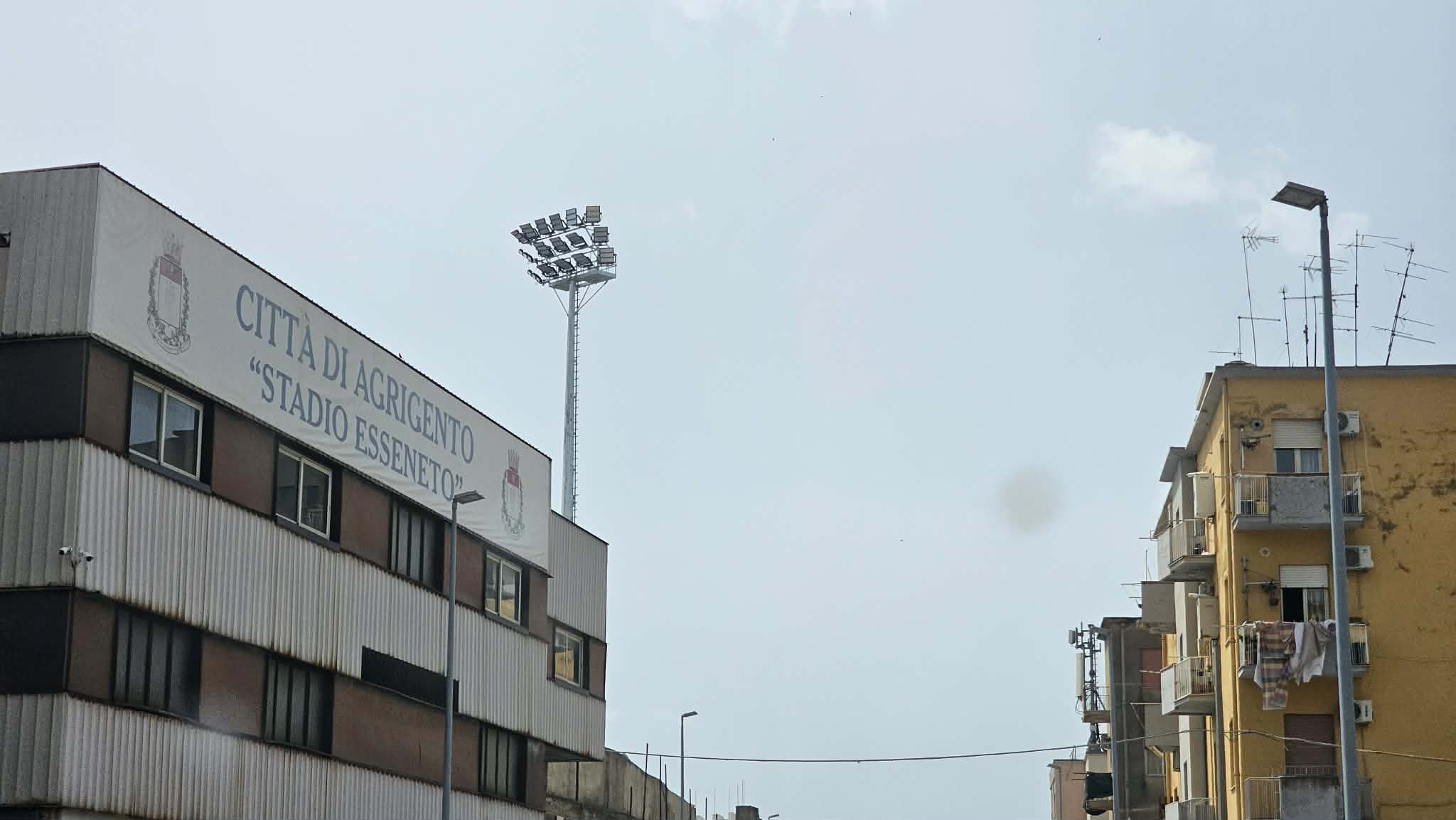 Al momento stai visualizzando Nuove torri faro allo stadio “Esseneto”: l’intervento del sindaco e dell’assessore