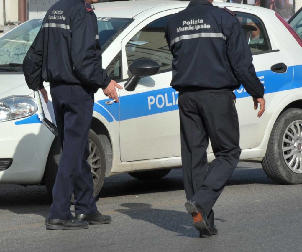 Al momento stai visualizzando Vigile urbano ferito da colpo partito accidentalmente da un collega