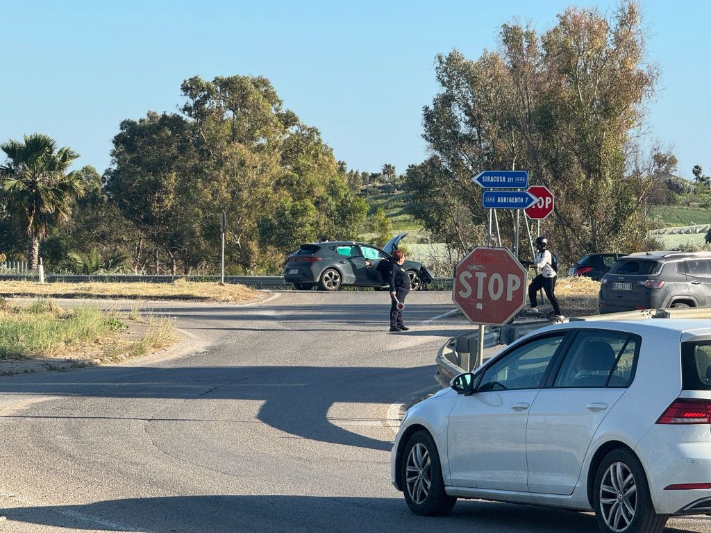 Al momento stai visualizzando Incidente in contrada Crocca: feriti nello scontro tra due auto