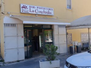 Scopri di più sull'articolo Addio al Bar La Conchiglia: cinquant’anni di dolci e comunità ad Agrigento