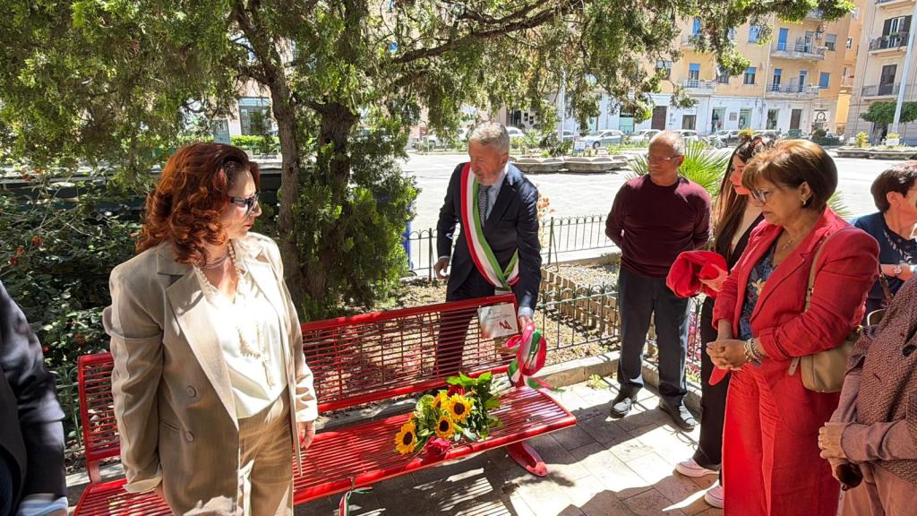 Al momento stai visualizzando Una panchina rossa in memoria di Antonella Alfano: un simbolo di resilienza
