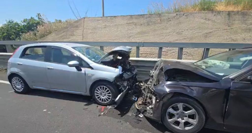 Al momento stai visualizzando Scontro mortale tra due auto: un decesso e quattro persone ferite