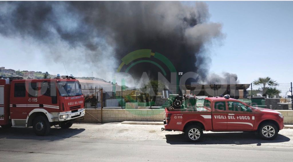 Scopri di più sull'articolo Incendio devasta un’azienda a Favara: intervento dei vigili del fuoco in corso