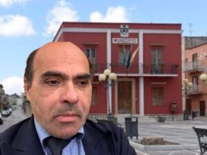 Scopri di più sull'articolo Intimidazioni al sindaco Spinelli: “Avanzo nonostante tutto