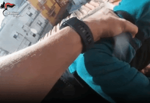 Scopri di più sull'articolo Carabinieri salvano anziano intento a gettarsi nel vuoto: le immagini emozionanti