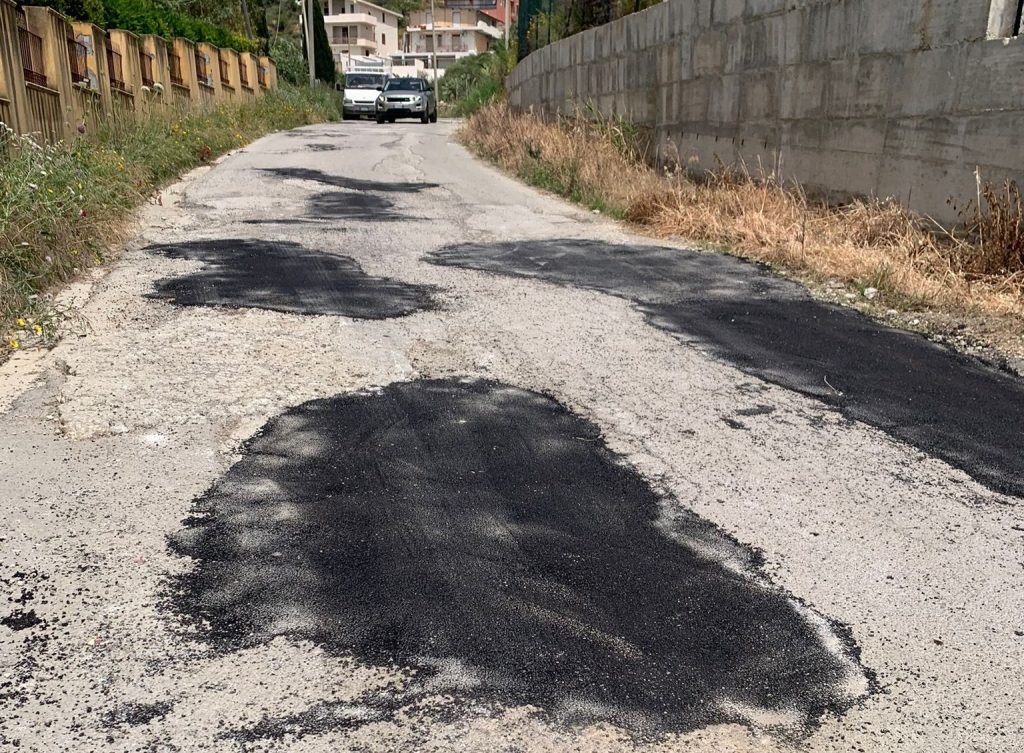Al momento stai visualizzando Via Caltafaraci piena di buche, il Comune interviene con lavori urgenti