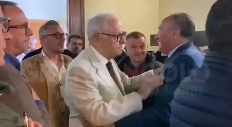 Al momento stai visualizzando Di Rosa denuncia il “sistema Di Mauro”: il controllo su sanità e appalti da 1,5 miliardi