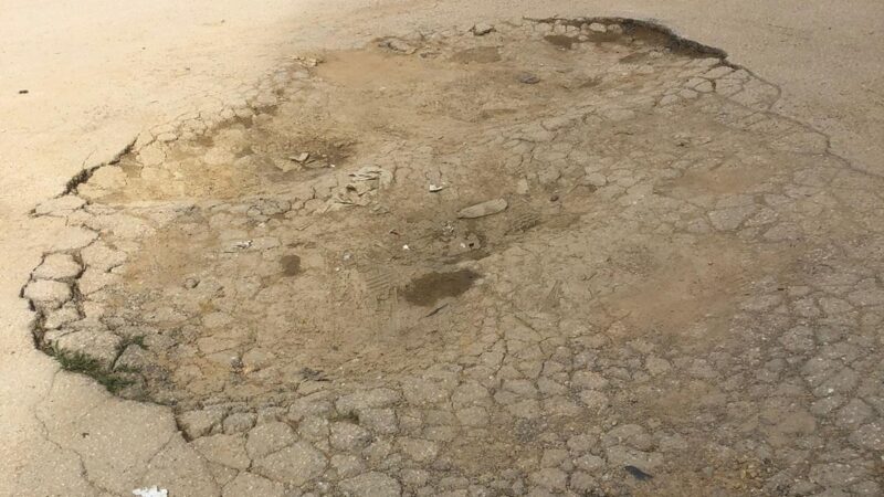 Al momento stai visualizzando Via Gioeni: parcheggio inagibile a causa di buche simili a crateri lunari