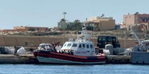 Scopri di più sull'articolo Migranti a Lampedusa: segni di violenza su braccia e dorso scoperti